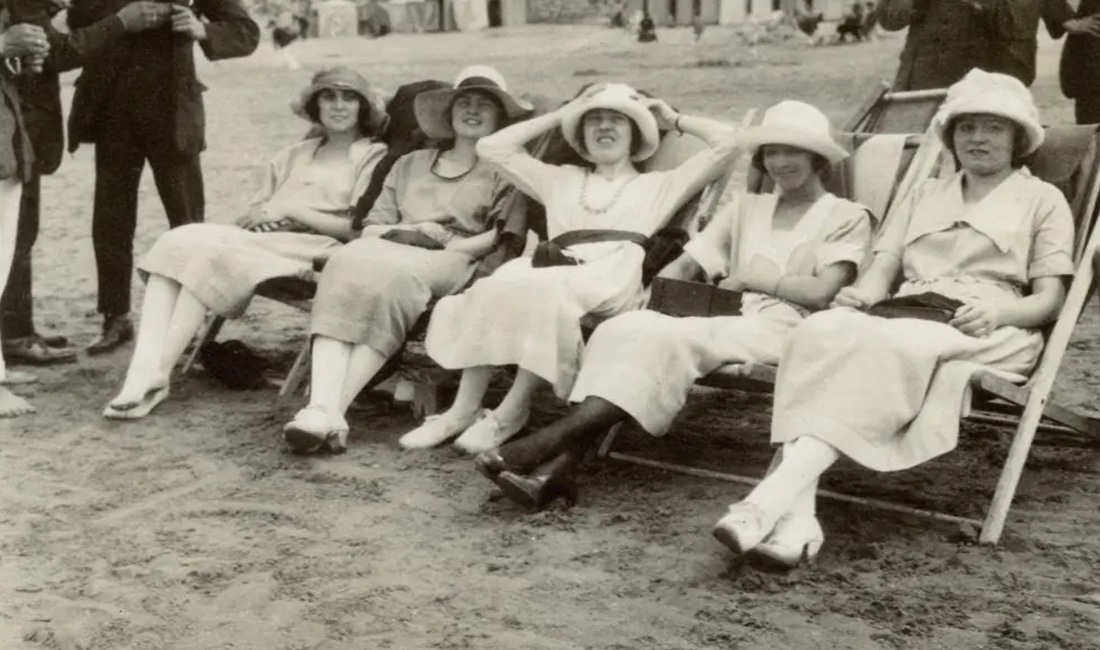 Who Invented the Folding Chair: A Brief History of this Convenient Seating Solution