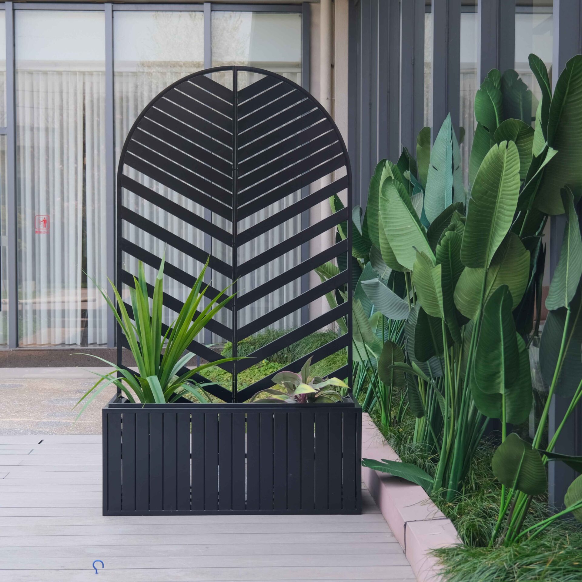 Versatile Privacy Screen with Integrated Flower Bed for Garden Decoration and Space Division